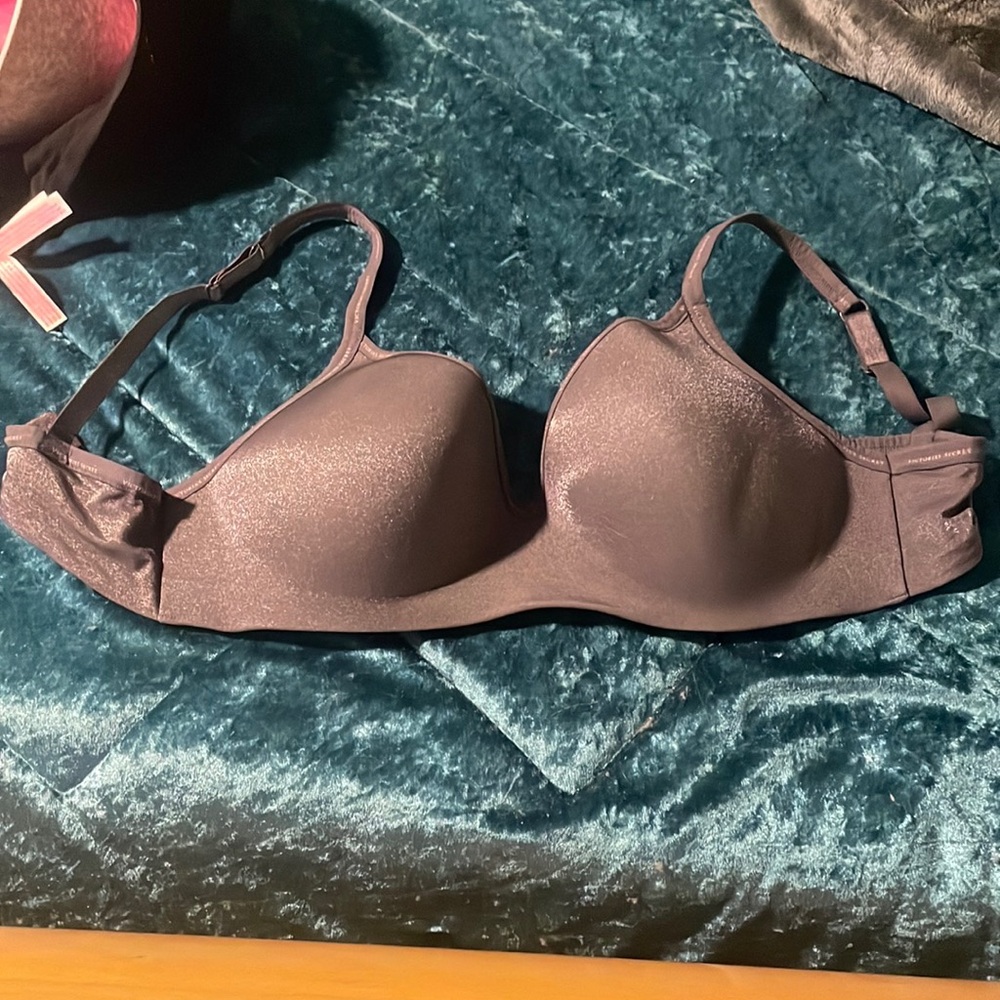 Victors Secret light gray bra. Excellent condition only wore once.